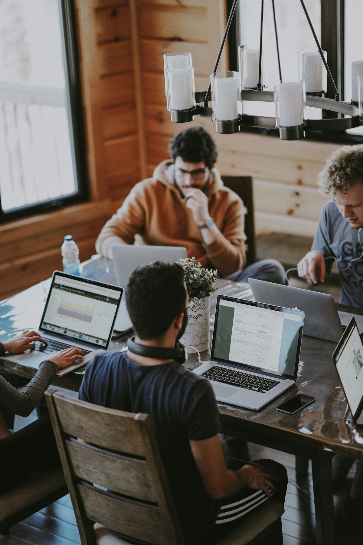 Equipo colaborando en un espacio de trabajo